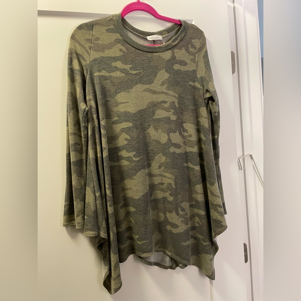 Camo green flowy long sleeve blouse